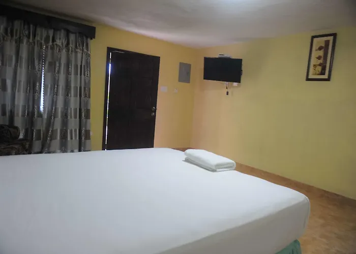 Rosehall Deluxe Bed and breakfast 2*